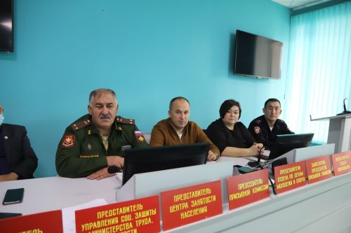 Армиягә китә егетләр