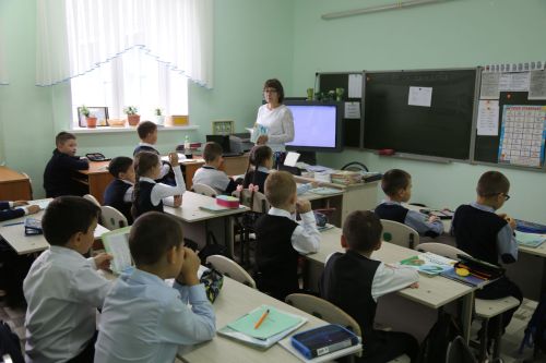 Шәкерт остазы белән янәшә атлый
