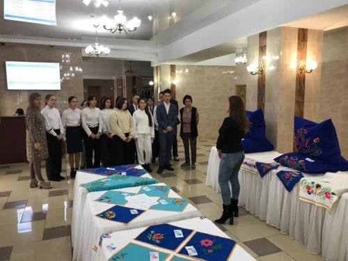 «Мөслим бизәкләре» күргәзмәсе эшли