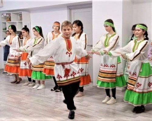 Волонтерлар әби-бабайлар белән очрашты