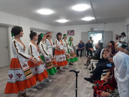 Волонтерлар әби-бабайлар белән очрашты