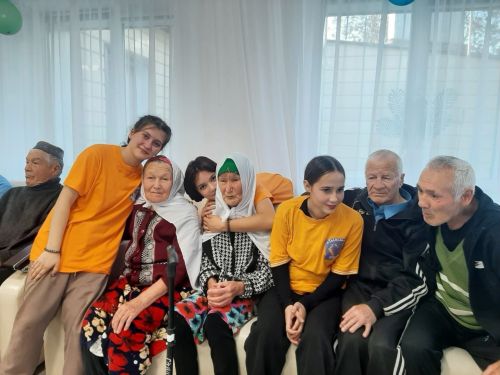 Волонтерлар әби-бабайлар белән очрашты