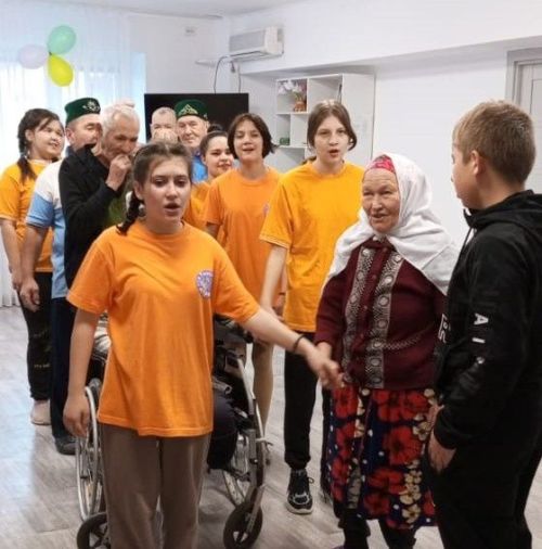 Волонтерлар әби-бабайлар белән очрашты