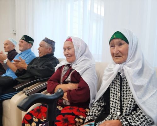 Волонтерлар әби-бабайлар белән очрашты