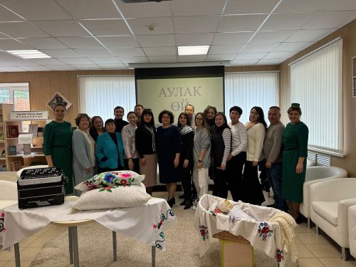 Сәнгать мәктәбе хезмәткәрләре китапханәдә «Аулак өй»дә