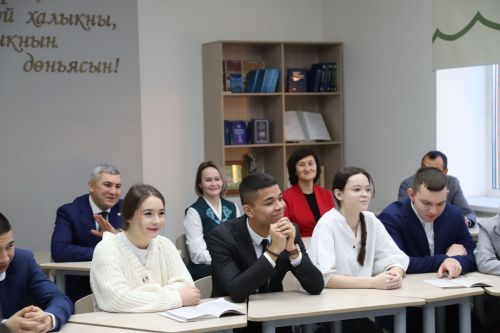 РФ Конституциясе көнендә район башлыгы укучылар белән очрашты