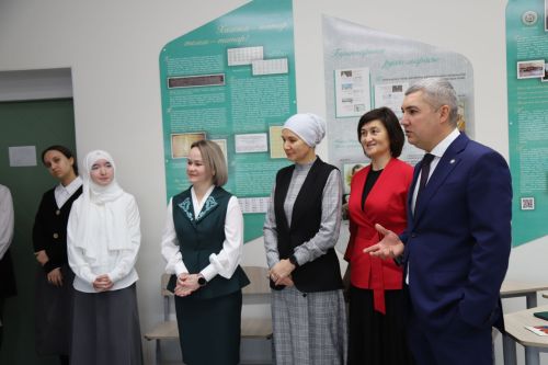 РФ Конституциясе көнендә район башлыгы укучылар белән очрашты
