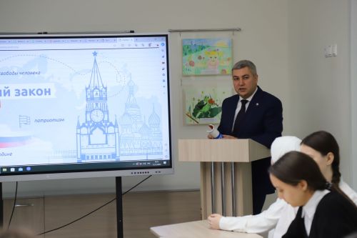 РФ Конституциясе көнендә район башлыгы укучылар белән очрашты