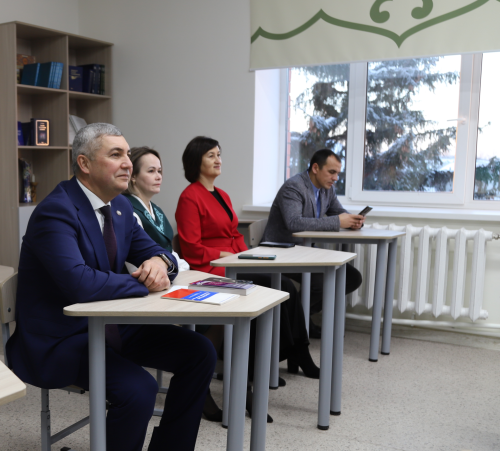 РФ Конституциясе көнендә район башлыгы укучылар белән очрашты