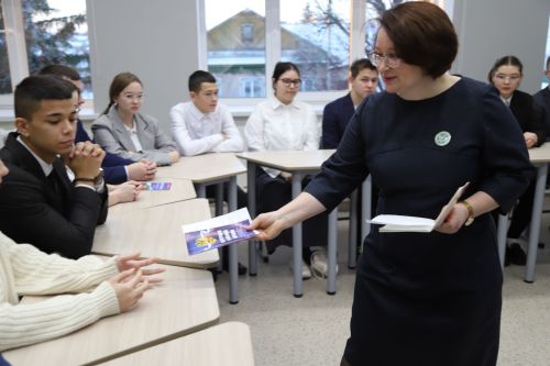 РФ Конституциясе көнендә район башлыгы укучылар белән очрашты