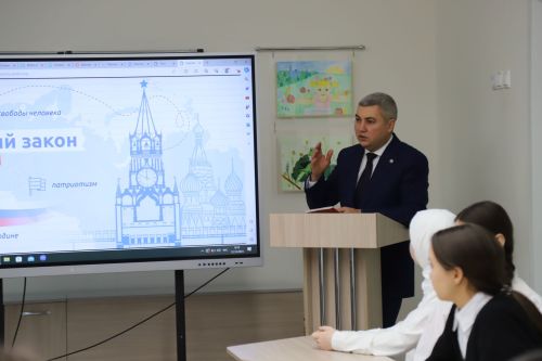 РФ Конституциясе көнендә район башлыгы укучылар белән очрашты