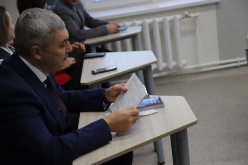 РФ Конституциясе көнендә район башлыгы укучылар белән очрашты