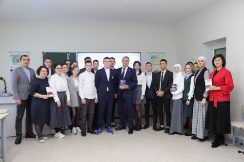 РФ Конституциясе көнендә район башлыгы укучылар белән очрашты
