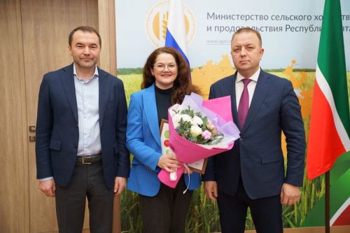 «Август-Агро» «Авыл утлары» газетасы редакциясен бүләкләде