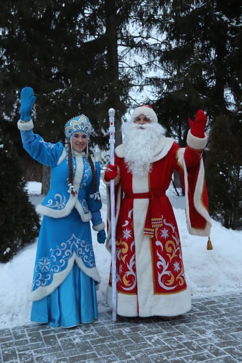 Кыш бабай балаларны котлады