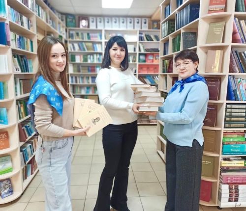 Китапханәгә китаплар бүләк иткәннәр
