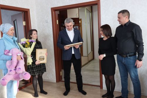 Төкле аягың белән, Милана!