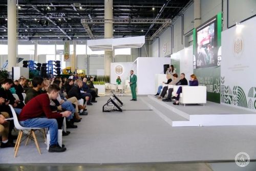 Халыкара күргәзмә эшендә катнашты