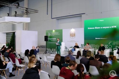 Халыкара күргәзмә эшендә катнашты
