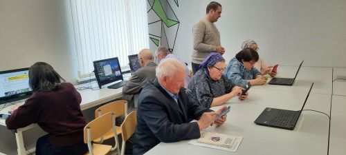Өлкән яшьтәгеләр компьютерга өйрәнә
