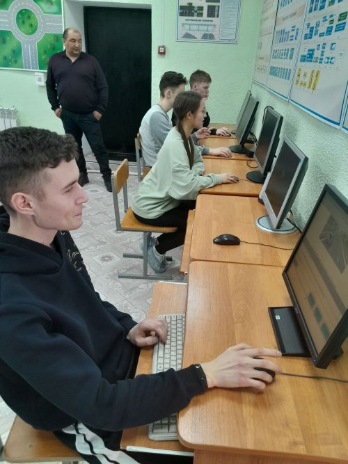 Автомәктәп укучылары ярышта катнаштылар