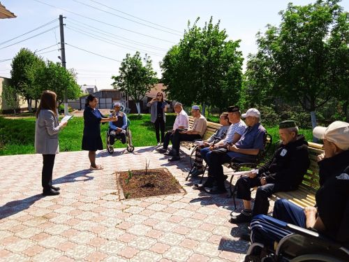 Район китапханәсе волонтерлары картлар һәм инвалидлар  йортында