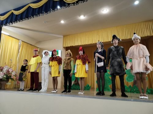 Мәктәп театр коллективларының муниципаль бәйгесенең финалы узды