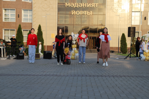 Мәктәпләрдә Соңгы кыңгырау бәйрәме (+фоторепортаж)