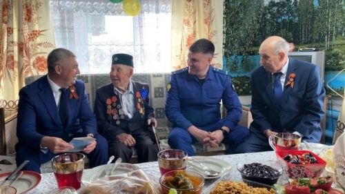 Сугыш ветераны Салих Госмановны тәбрикләделәр (+фоторепортаж)