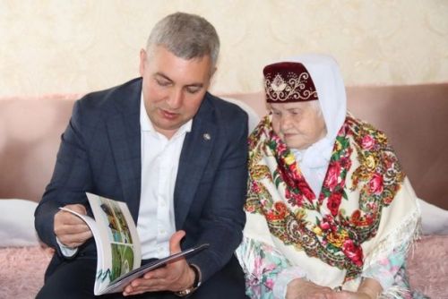 Юбилярларларны район башлыгы  тәбрик итте