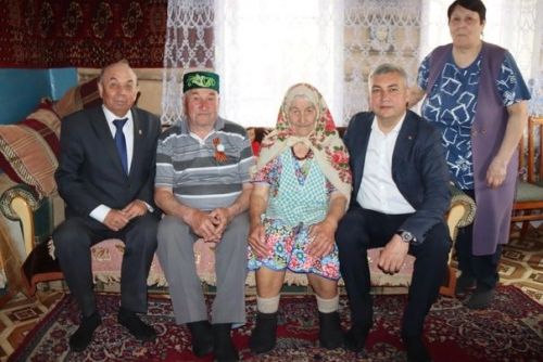 Юбилярларларны район башлыгы  тәбрик итте