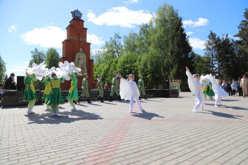 Җиңү бәйрәме венок салудан башланды(+фоторепортаж)