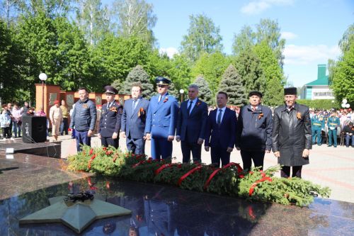 Җиңү бәйрәме венок салудан башланды(+фоторепортаж)