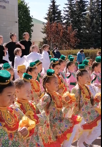 Бөек Җиңүгә багышланган демонстрация, бәйрәмнән туры эфир