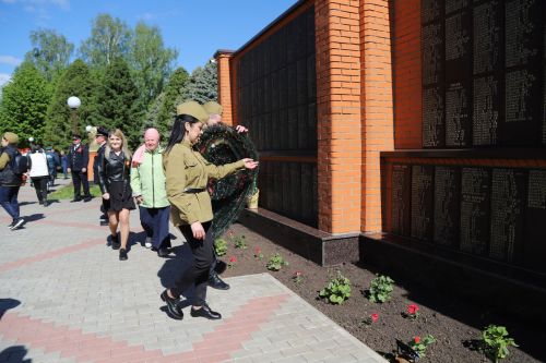 Җиңү бәйрәме венок салудан башланды(+фоторепортаж)