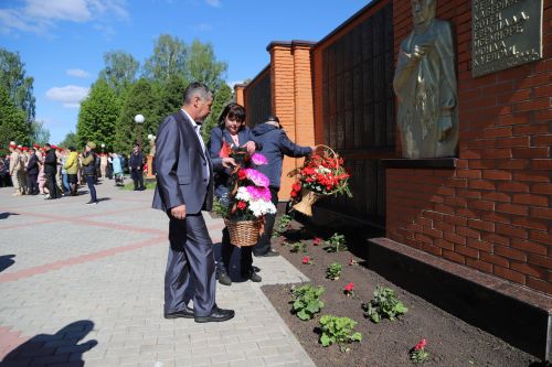 Җиңү бәйрәме венок салудан башланды(+фоторепортаж)