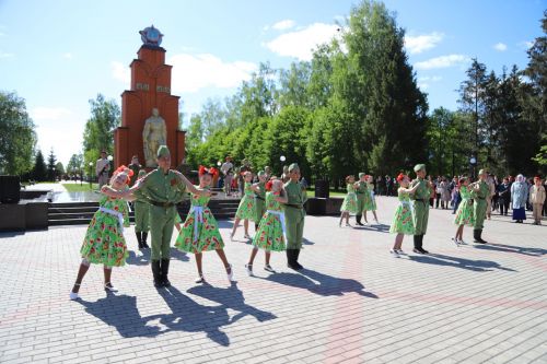 Җиңү бәйрәме венок салудан башланды(+фоторепортаж)