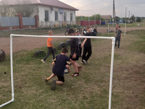 Үзләренә футбол кыры булдырганнар
