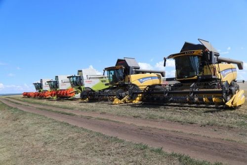 Марат Әхмәтов урып-җыю эшләре белән танышты