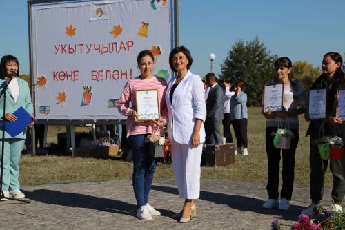 Укытучылар һәм өлкәннәр бәйрәме үткәрелде (+фоторепортаж)