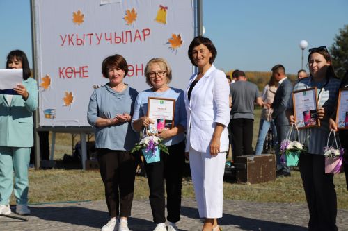 Укытучылар һәм өлкәннәр бәйрәме үткәрелде (+фоторепортаж)