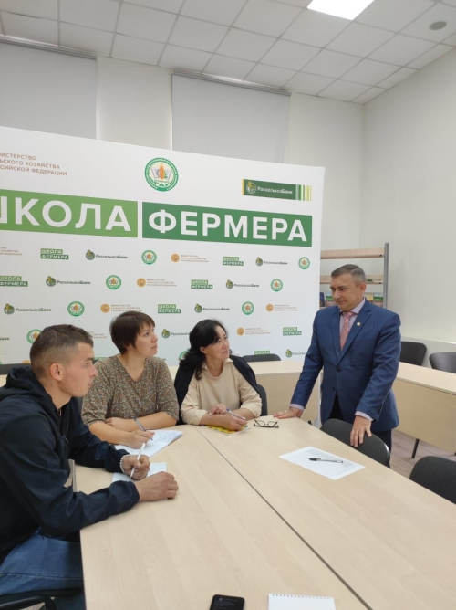 «Фермер мәктәбе» эшли