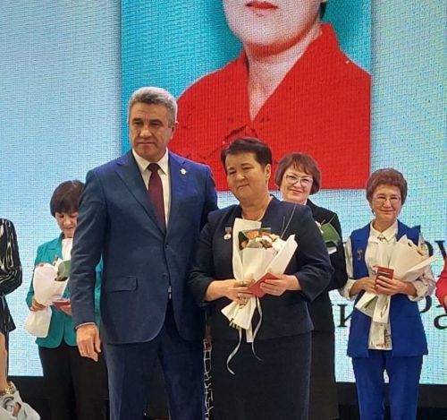 Остазлар бүләкләнде