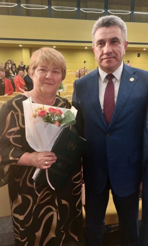 Остазлар бүләкләнде