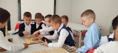 Укучылар экскурсиягә килә