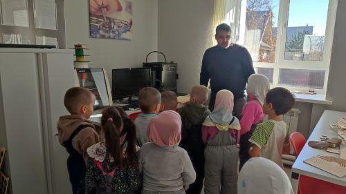 Мөслимнең «Нур» мәчете каршында төрле түгәрәкләр эшли