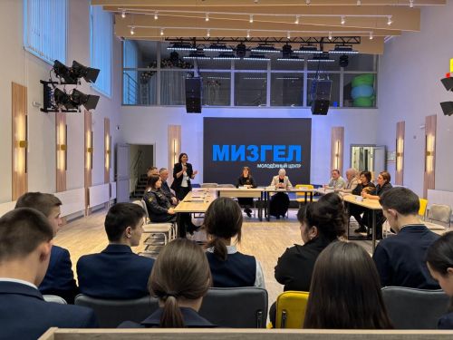Мөслим лицее укучылары әниләрне тәбрик итте