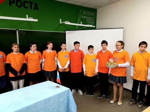 Олы Чакмак мәктәбендә МХОдән кыска вакытлы ялга кайткан Радик Гыйльметдинов белән очрашу оештырганнар