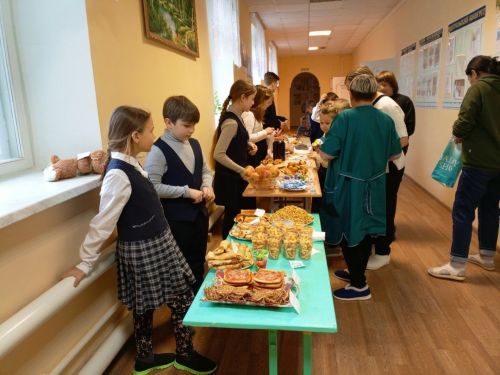 Инвалидлар ункөнлеге кысаларында Рус Шуган мәктәбендә хәйрия ярминкәсе үткәрделәр