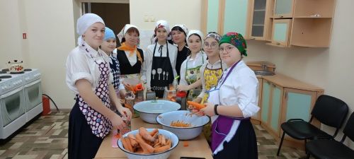 Кичә Мөслим гимназиясенең волонтерлар командасы махсус хәрби операциядәге егетләр өчен коры аш әзерләүдә катнашканнар